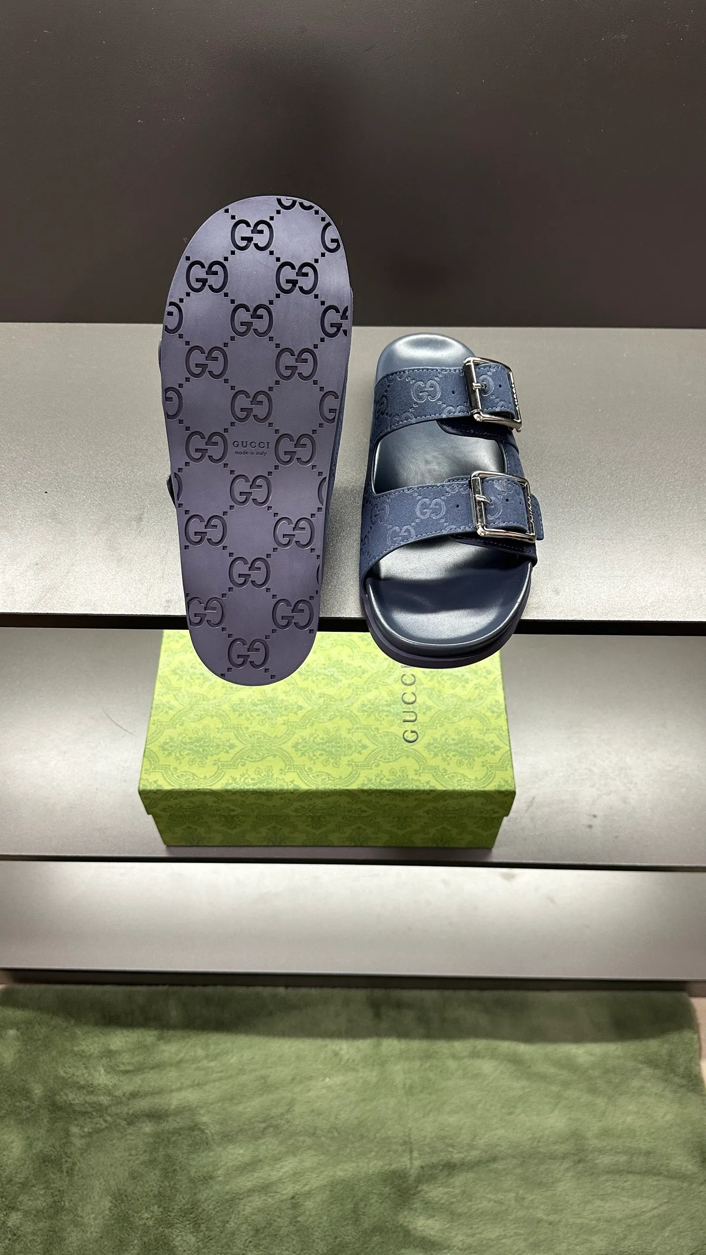 [G Home New Style] P: 320💰Men's size 39~45, (46. Customized) This slipper is made of GG polyester fiber and is decorated with a Gucci label on the front, which adds a striking logo feel to the style. "Gucci Made in Italy" stamped label Rubber sole Flat Made in Italy